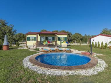 Holiday house with private pool for 4-6 persons in the holiday park Jelovci
