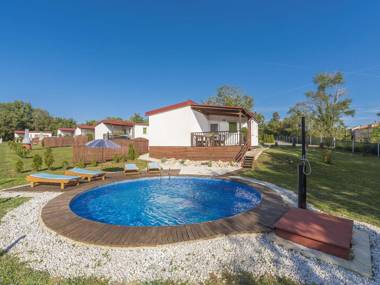 Holiday house with private pool for 6-8 persons in the holiday park Jelovci