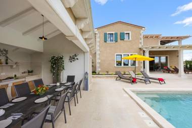 Villa Jakob with Pool and Sauna