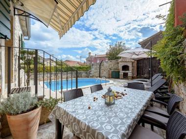 Lovely stone house with private swimming  pool !