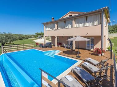 Modernly equipped two bedroom apartment with private pool for 4-6 people