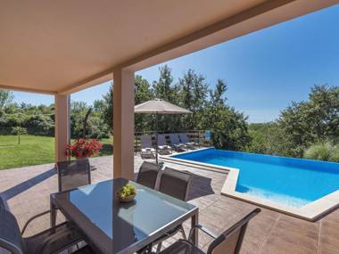 Modernly equipped two bedroom apartment with private pool for 4-6 people