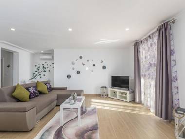 Modernly equipped two bedroom apartment with private pool for 4-6 people