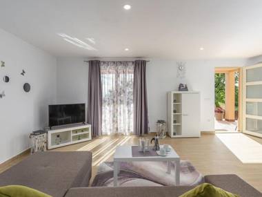 Modernly equipped two bedroom apartment with private pool for 4-6 people