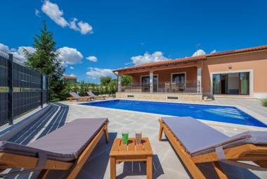 Villa Luna Tinjan Pool and Wellness