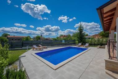 Villa Luna Tinjan Pool and Wellness