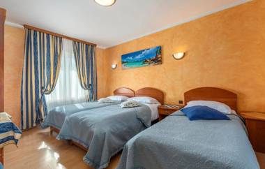 Apartments and Rooms Laura