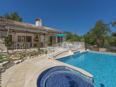 Charming stone villa for 14 people with pool and jacuzzi in central Istria