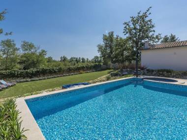 Charming stone villa for 14 people with pool and jacuzzi in central Istria