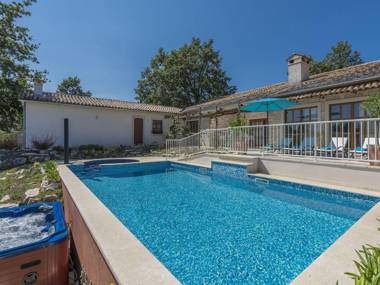 Charming stone villa for 14 people with pool and jacuzzi in central Istria