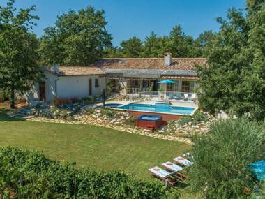Charming stone villa for 14 people with pool and jacuzzi in central Istria