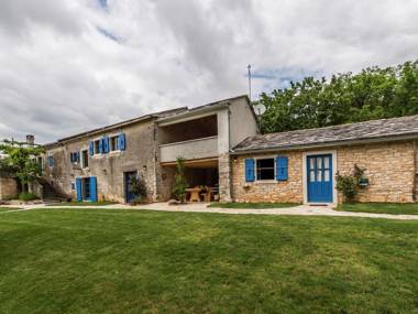 Attractive villa with pool and fenced garden - Privacy Guaranteed