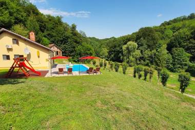 VILA LASOVIC + POOL + JACUZZI + SAUNA