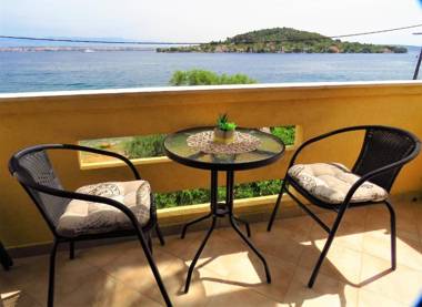 Apartment for 5 persons by the sea and with beautiful view