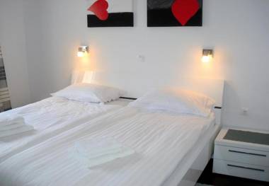 Apartment Neven - economic apartment close to sea