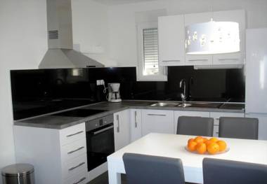 Apartment Neven - economic apartment close to sea