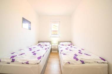 2 bedrooms appartement at Vrsi 350 m away from the beach with enclosed garden and wifi