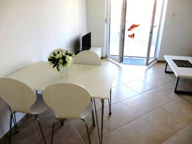 2 bedrooms appartement at Vrsi 350 m away from the beach with enclosed garden