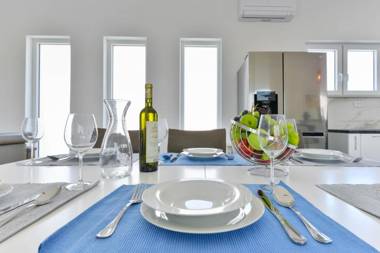 Modern&spacious four bedroom villa with swimming pool - AE1445