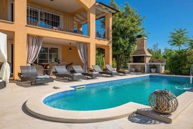 Spacious holiday house - pool / jacuzzi / sauna / playground / 8+2