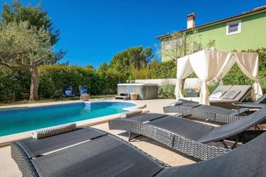 Spacious holiday house - pool / jacuzzi / sauna / playground / 8+2