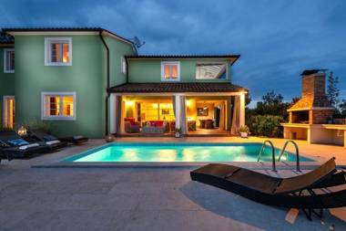 Spacious holiday house / pool / jacuzzi / playground / 6+2