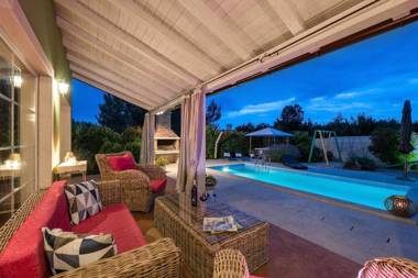 Spacious holiday house / pool / jacuzzi / playground / 6+2