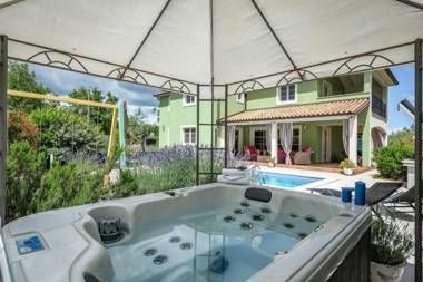 Spacious holiday house / pool / jacuzzi / playground / 6+2