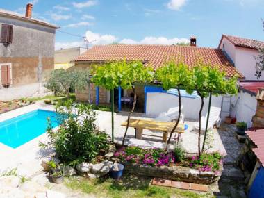 Holiday villa with private pool in authentic agricultural and fishing village Rakalj