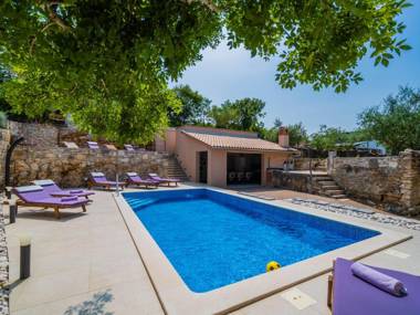 Peaceful Villa in Rakalj with Swimming Pool