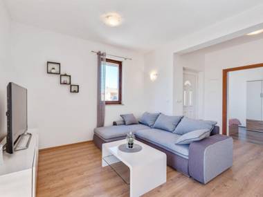 Elegant Holiday Home in Maslenica with Jacuzzi