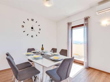 Elegant Holiday Home in Maslenica with Jacuzzi