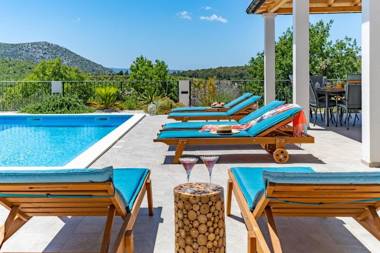 Villa Belina: 4 ensuite bedrooms game room heated pool sauna & gym