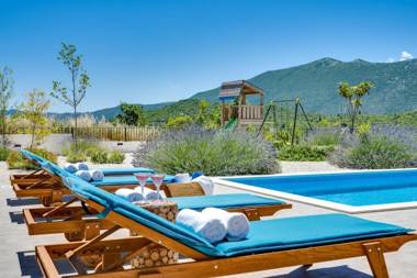 Villa Belina: 4 ensuite bedrooms game room heated pool sauna & gym