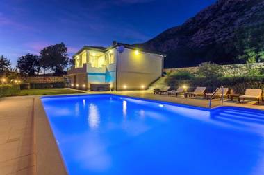 VILLA BEYBE with Jacuzzi large private pool 50m2 BBQfree WIFI 3 bedrooms