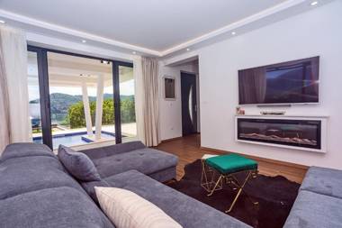 New and stylish Villa Bruna with 32sqm heated pool sauna billiard and media room