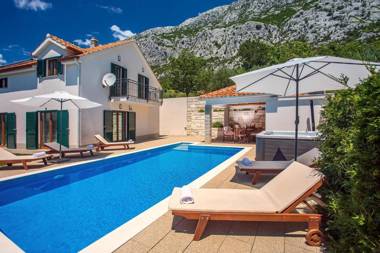 Villa Calma with heated pooljacuzzi Finnish sauna and 4 bedrooms