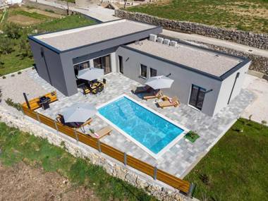 New! Villa Mir with private pool 3 bedrooms 7km from sandy beach