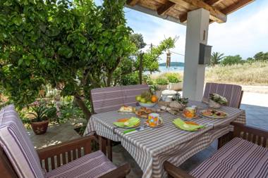 Beachfront Holiday House Zita