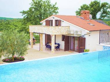Relaxing villa with pool and garden for six persons in central Istria