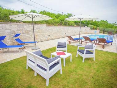 Relaxing villa with pool and garden for six persons in central Istria