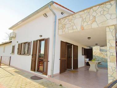 Relaxing villa with pool and garden for six persons in central Istria