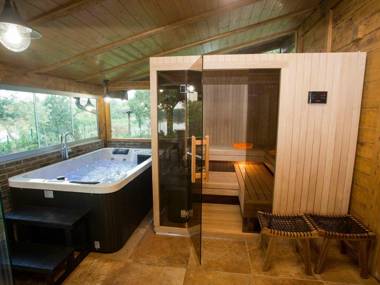 Amazing chalet with  private garden jacuzzi sauna great location by the river