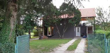 Green retreat kuca uz rijeku za savrseni odmor
