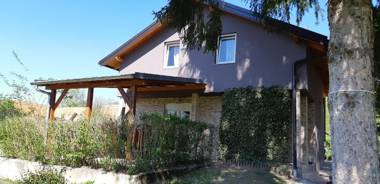 Green retreat kuca uz rijeku za savrseni odmor