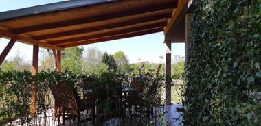 Green retreat kuca uz rijeku za savrseni odmor