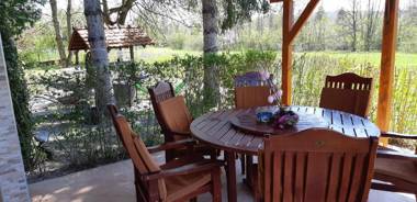 Green retreat kuca uz rijeku za savrseni odmor