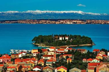 Nearby Beach Modern Apartment Arena