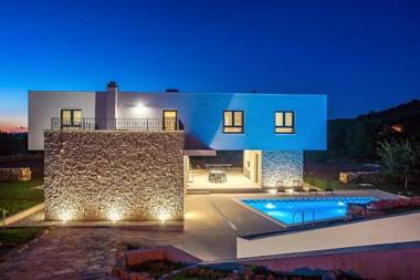 Modern Villa M30 with private pool 3 en-suite bedrooms
