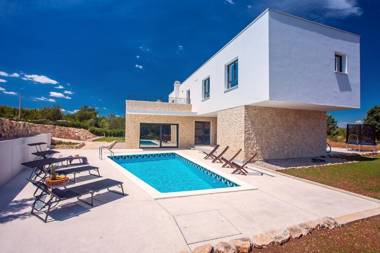 Modern Villa M30 with private pool 3 en-suite bedrooms